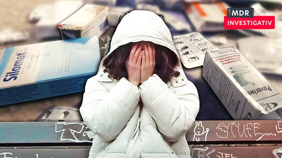 Eine junge Frau mit den Händne vorm Gesicht - dahinter Medikamente. Symbolbild Medikamentenabhängigkeit