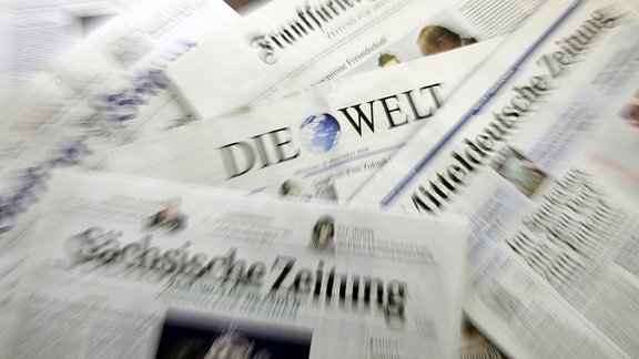 Illustration - Verschiedene deutsche Tageszeitungen,  wie Sächsische Zweitung, Mitteldeutsche Zeitung, Die Welt und Frankfurter Allgemeine liegen zur Presseschau bereit