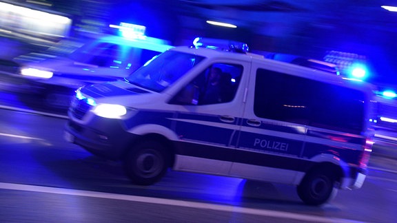 Ein Fahrzeug der Polizei mit Blaulicht bei einem Einsatz