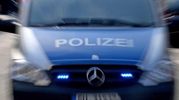 Ein Thüringer Polizeiwagen mit eingeschaltetem Blaulicht