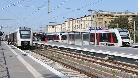 Regionalbahnen von Abellio an verschiedenen Bahnsteigen eines Bahnhofs