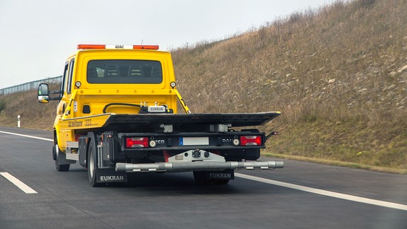 Abschleppwagen auf der Autobahn.