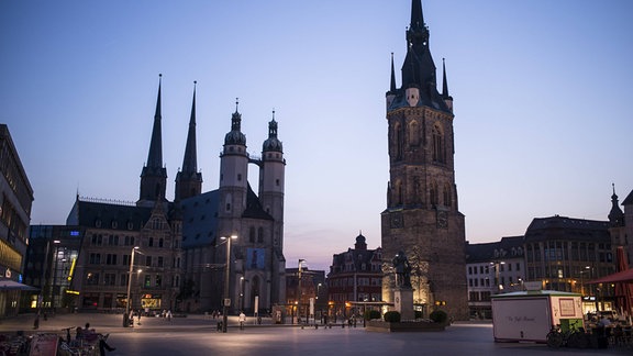 Der Marktplatz von Halle im Abendlicht. 