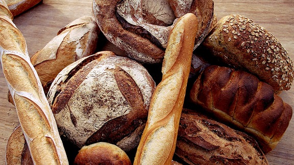 Verschiedene Sorten Brot liegen übereinander