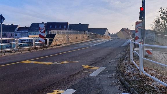 Eine Brücke mit Baustellenampel