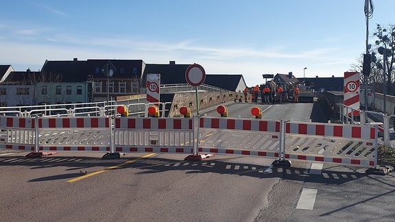 Eine Brücke mit Baustellenabsperrung