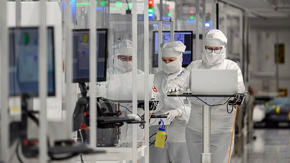 Mitarbeiter des Chipkonzerns Infineon arbeiten im Reinraum der Chipfabrik.