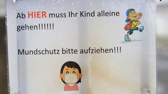 Hinweisschild an einem Kindergarten, Ab hier muss Ihr Kind alleine gehen, Mundschutz bitte aufziehen