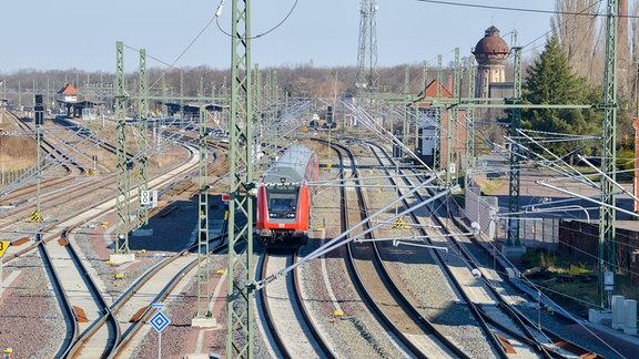 Ein Regionalzug verlässt den Köthener Bahnhof in Richtung Halle