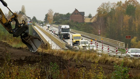 Bauarbeiten für den Neubau der Muldebrücke