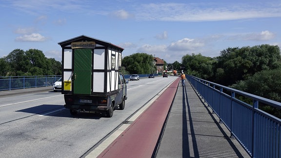 Verkehr auf der Elbbrücke der B184 bei Roßlau