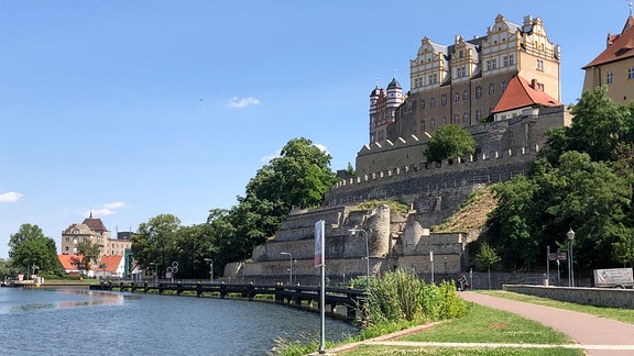 Das Schloss Bernburg über der Saale.