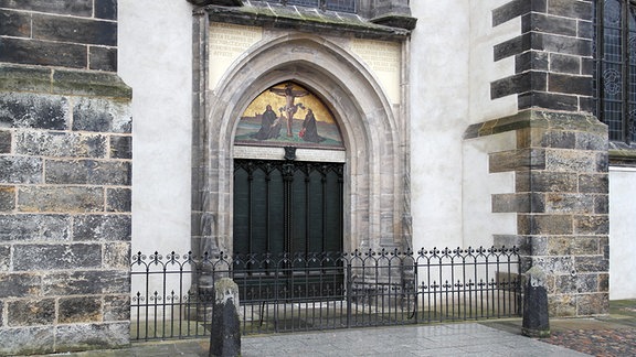 Das Tor mit den 95 Thesen an der Schlosskirche Wittenberg.