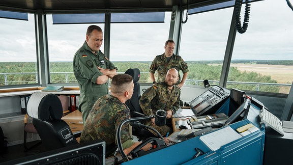 Oberstleutnat Bleibohm spricht mit drei Soldaten im Tower.