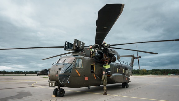 Soldaten arbeiten an einem Bundeswehr-Hubschrauber.