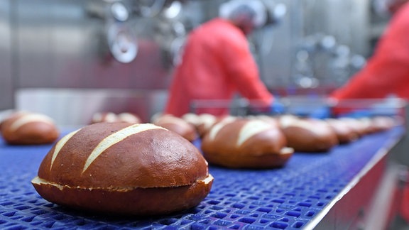 Laugengebäck läuft über eine Produktionslinie im Werk der Großbäckerei Ditsch in Oranienbaum-Wörlitz.