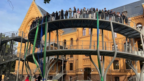 Schülerinnen und Schüler sehen eine Choreografie am Haus Melanchthon des Wittenberger Gymnasiums