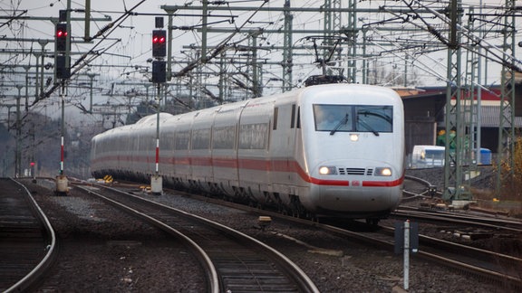 Bahnhof Kassel-Wilhelmshöhe / Intercity Express Zug der Deutschen Bahn