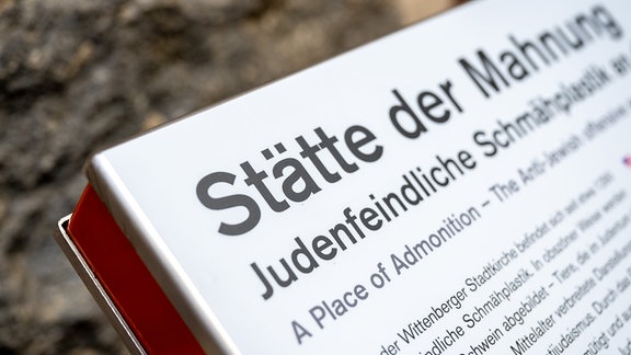 Ein neuer Text ist auf einer Infotafel unterhalb der als «Judensau» bezeichneten Schmähplastik an der Stadtkirche Wittenberg zu sehen