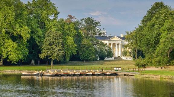 Gondeln im Wörlitzer See, im Hintergrund das Schloss