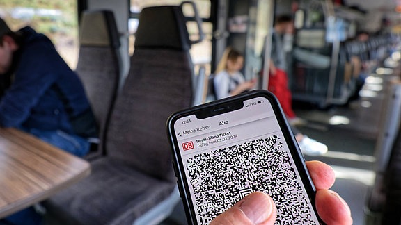 Smartphone mit geöffnetem Deutschlandticket