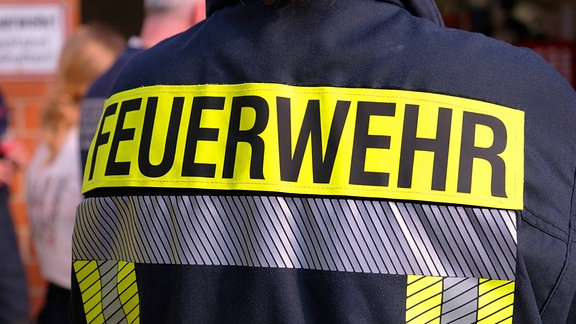 Aufschrift «Feuerwehr» auf einer Uniform