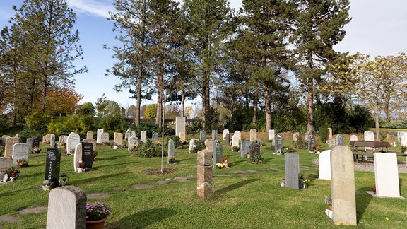 Modernes Gräberfeld auf einem Friedhof in Merseburg