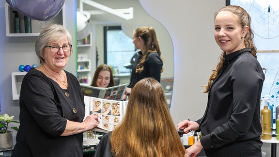 Die Friseurmeisterinnen Jutta (l) und Jasmin Härzer arbeiten in ihrem Salon.