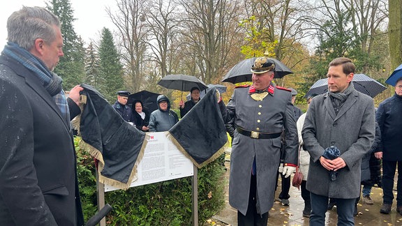 Auf dem Halberstädter Friedhof wird eine Gedenktafel enthüllt. 