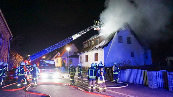 Die Feuerwehr löscht einen Brand.