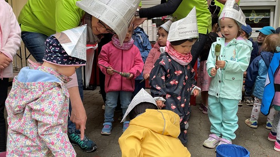 Krippenkinder mit Malerhauben