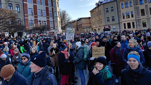 In Halle demonstrieren viele Menschen nach dem Correctiv-Recherchen gegen die AfD und rechte Ideologien