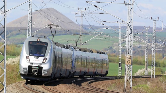 Ein Zug von Abellio fährt vor Sangerhausen durch die Landschaft Richtung Halle/Saale. 