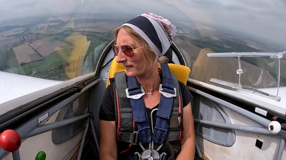 Eine Pilotin im Cockpit eines Segelfliegers.