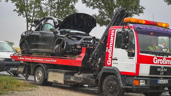 Der zerstörte Unfallwagen auf einem Abschleppfahrzeug