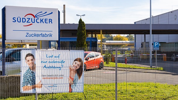 Vor dem Werk von Südzucker weisen Schilder auf das Unternehmen hin. 