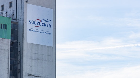 Turm mit Silo der Industrieanlage von Südzucker in Zeitz