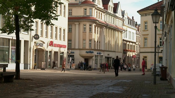 Fußgänger in der Innenstadt von Zeitz