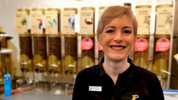 Elisabeth König im Kaffeegeschäft