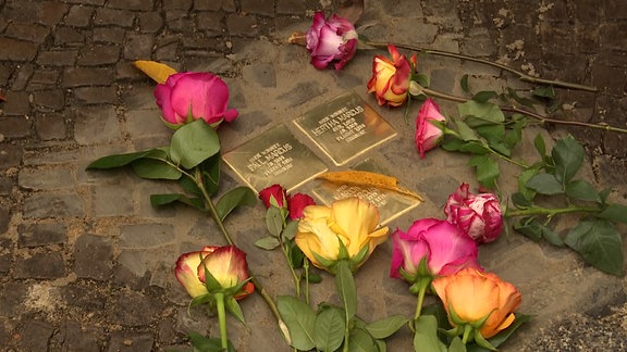 Die stolpersteine der Familie Marcus mit Blumen