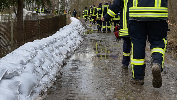 Ein Sandsackwall wurde von Feuerwehren und Einwohnern entlang des Flusses Helme errichtet. Sie versuchen so eine Überflutung des Ortes Oberröblingen zu verhindern.