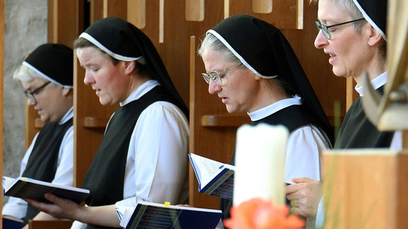 Im Zisterzienserinnenkloster St. Marien in Helfta sitzen die Nonnen mit ihrer Priorin Schwester Christiane (r) beim Gebet zur Mittagshore. 