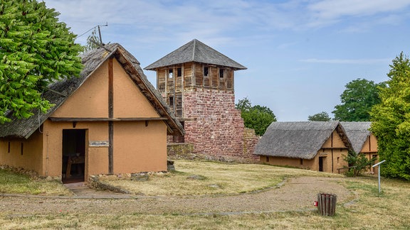 Freilichtmuseum Königspfalz Tilleda: zwei alte Bauernhäuser und ein kleiner Turm aus Stein