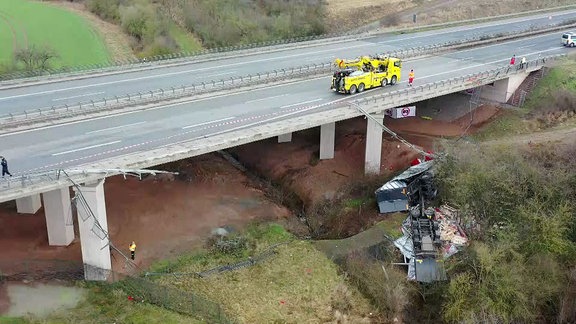 Ein Unfallstelle an einer Autobahnbrücke aus der Luftperspektive.