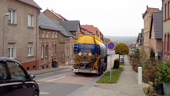 LKW fährt Straße entlang