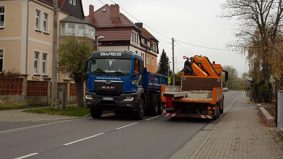 LKW fahren aneinander vorbei