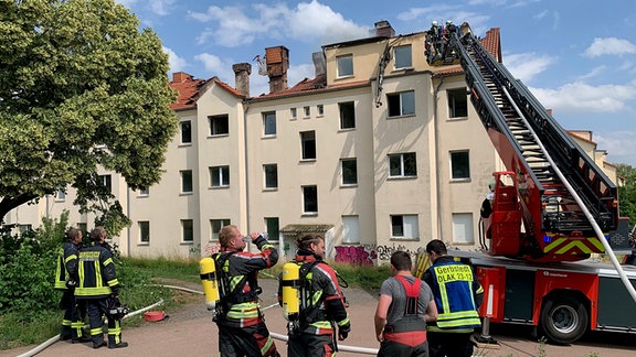 Feuerwehr bei einem Einsatz in einem Wohngebiet in Hettstedt