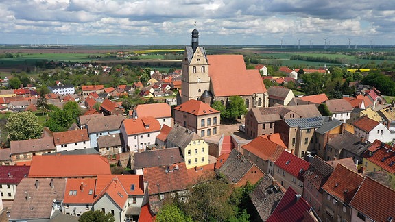 Luftaufnahme der Stadt Löbejühn mit Kirchturm im Zentrum des Bildes