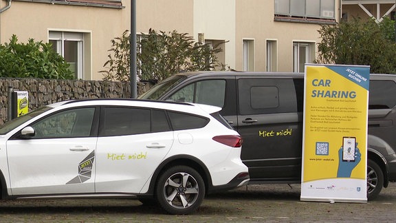 Ein Parkplatz in Bad Lauchstädt mit mietbaren Autos