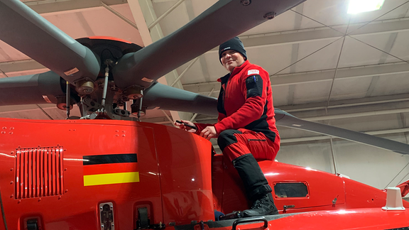 Sichtprüfung der Maschine - Pilot Thomas Amtmann aufm Dach